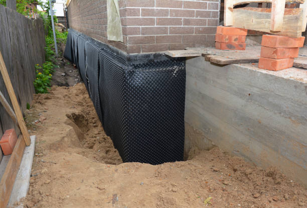 Happy homeowners after waterproofing job in Lima